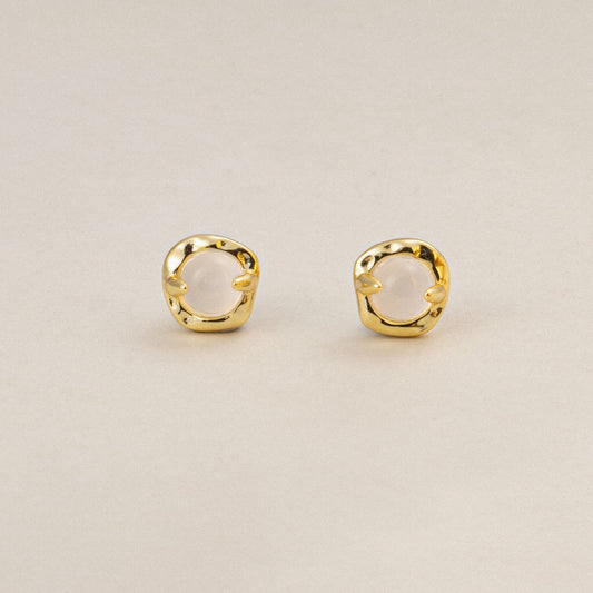 Tips for avoiding the contamination of gold jewelry with cosmetics when applying makeup