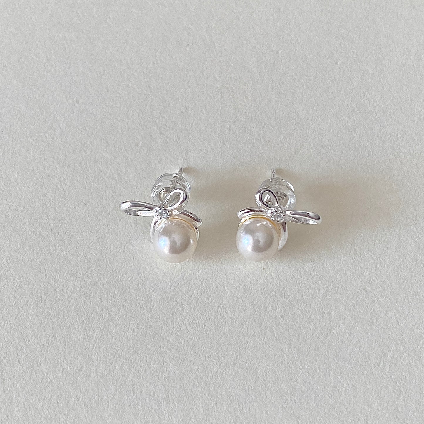 Sterling-silver bow pearl stud earrings, 6 mm shell pearls, minimalist design