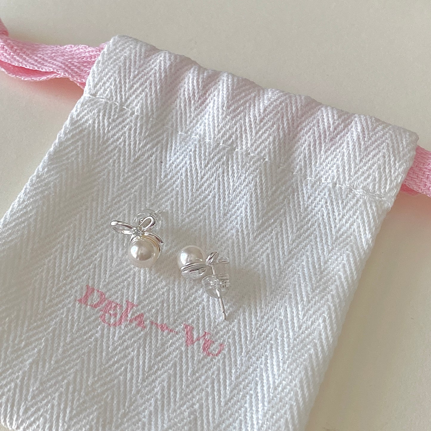 Sterling-silver bow pearl stud earrings, 6 mm shell pearls, minimalist design