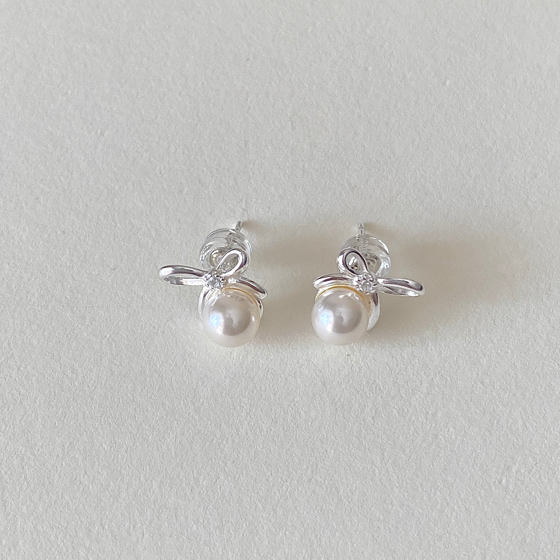Sterling-silver bow pearl stud earrings, 6 mm shell pearls, minimalist design