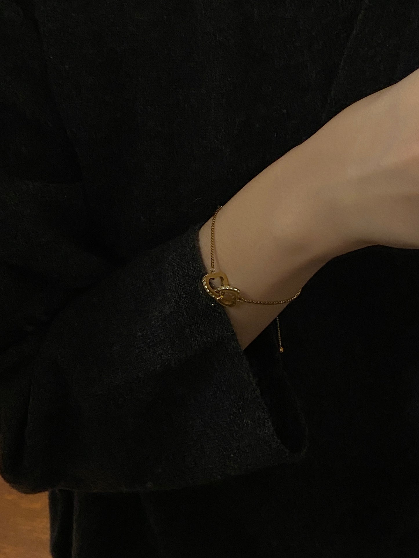 Woman wearing adjustable gold slider bracelet, a thoughtful and resizable gift for girlfriend.