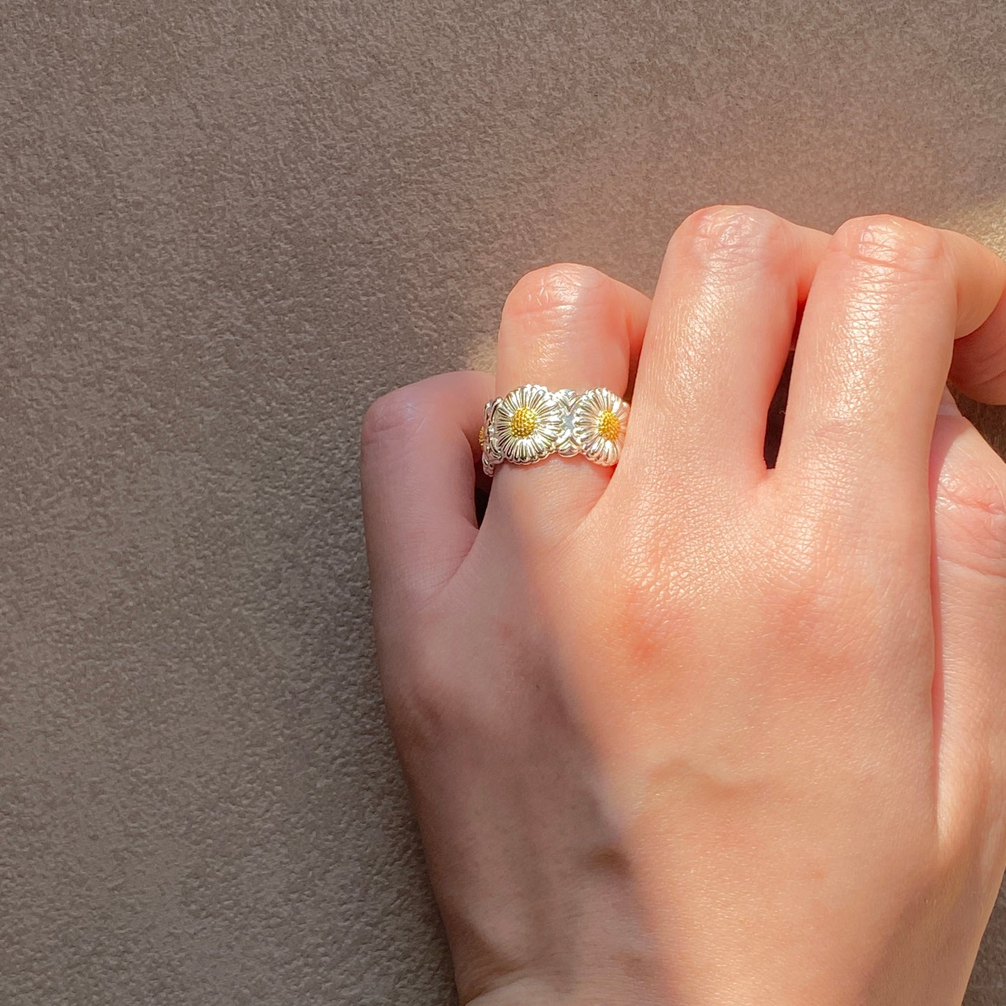 engraved daisy floral band, gold-tone centres on 925 silver ring