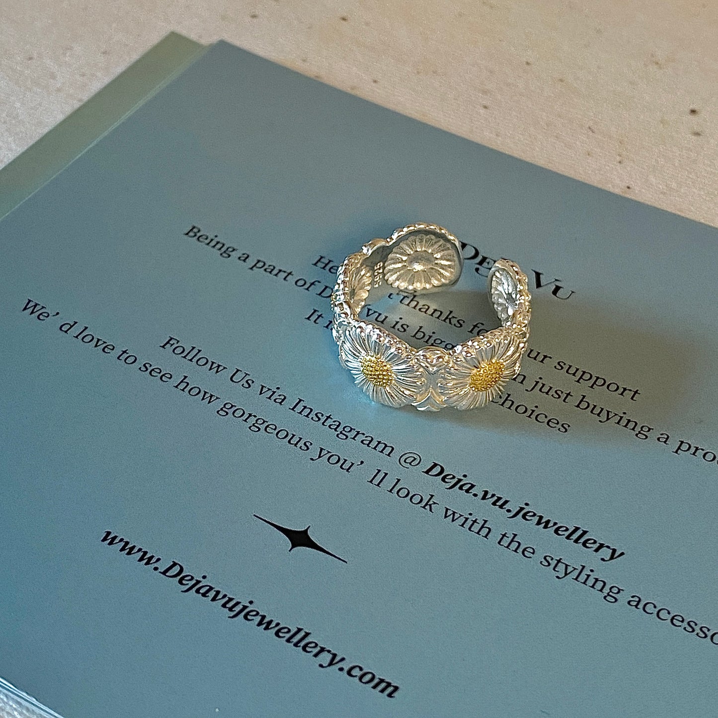 engraved daisy floral band, gold-tone centres on 925 silver ring