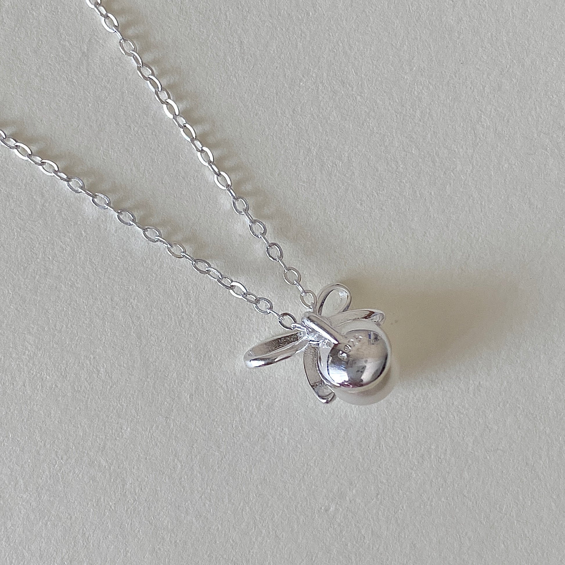 Bow pearl necklace clasp and 925 stamp detail, gold-plated sterling silver chain