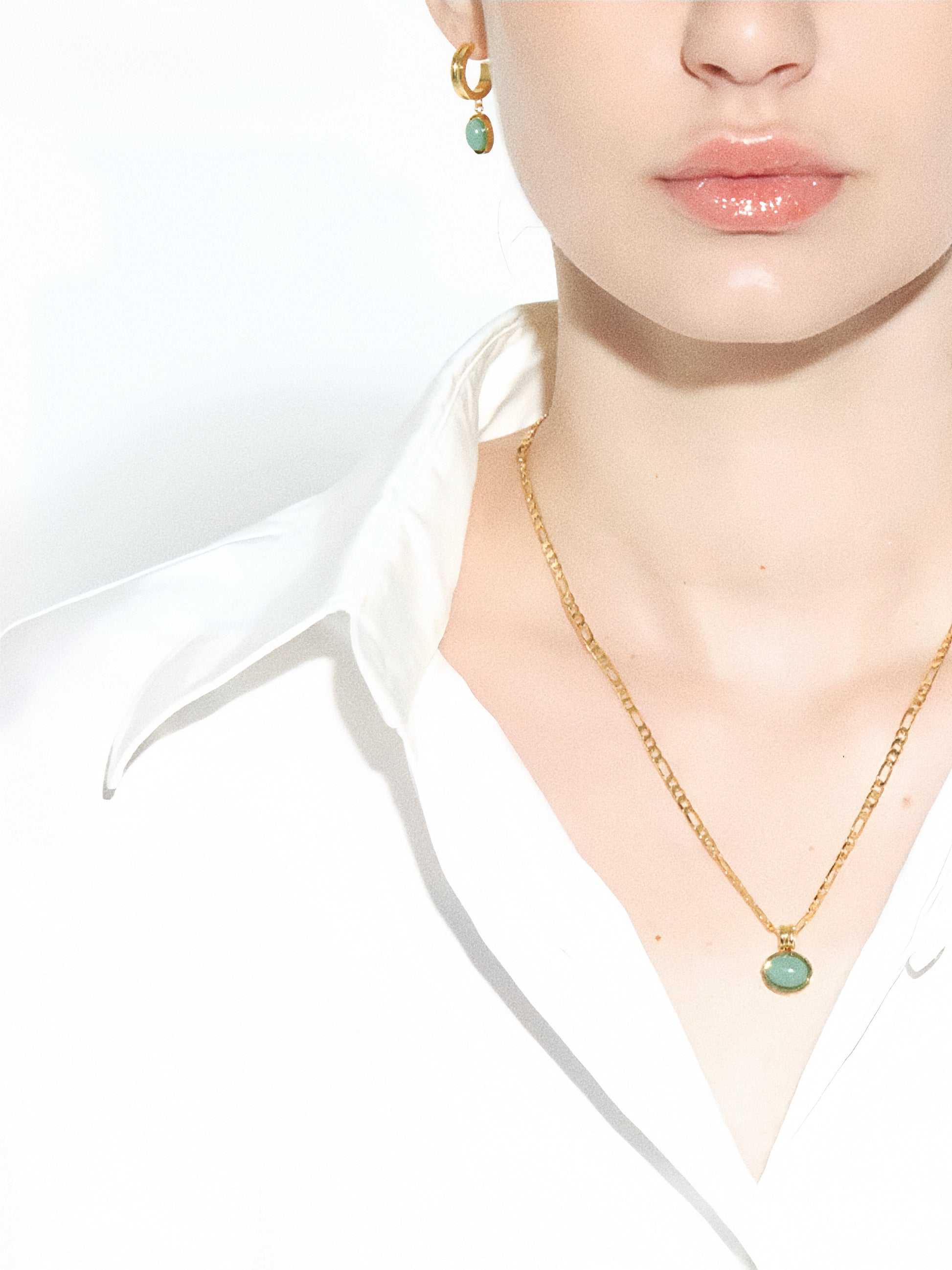 A model showcasing the complete aventurine jewelry set, highlighting the vibrant green gemstones against a white backdrop.