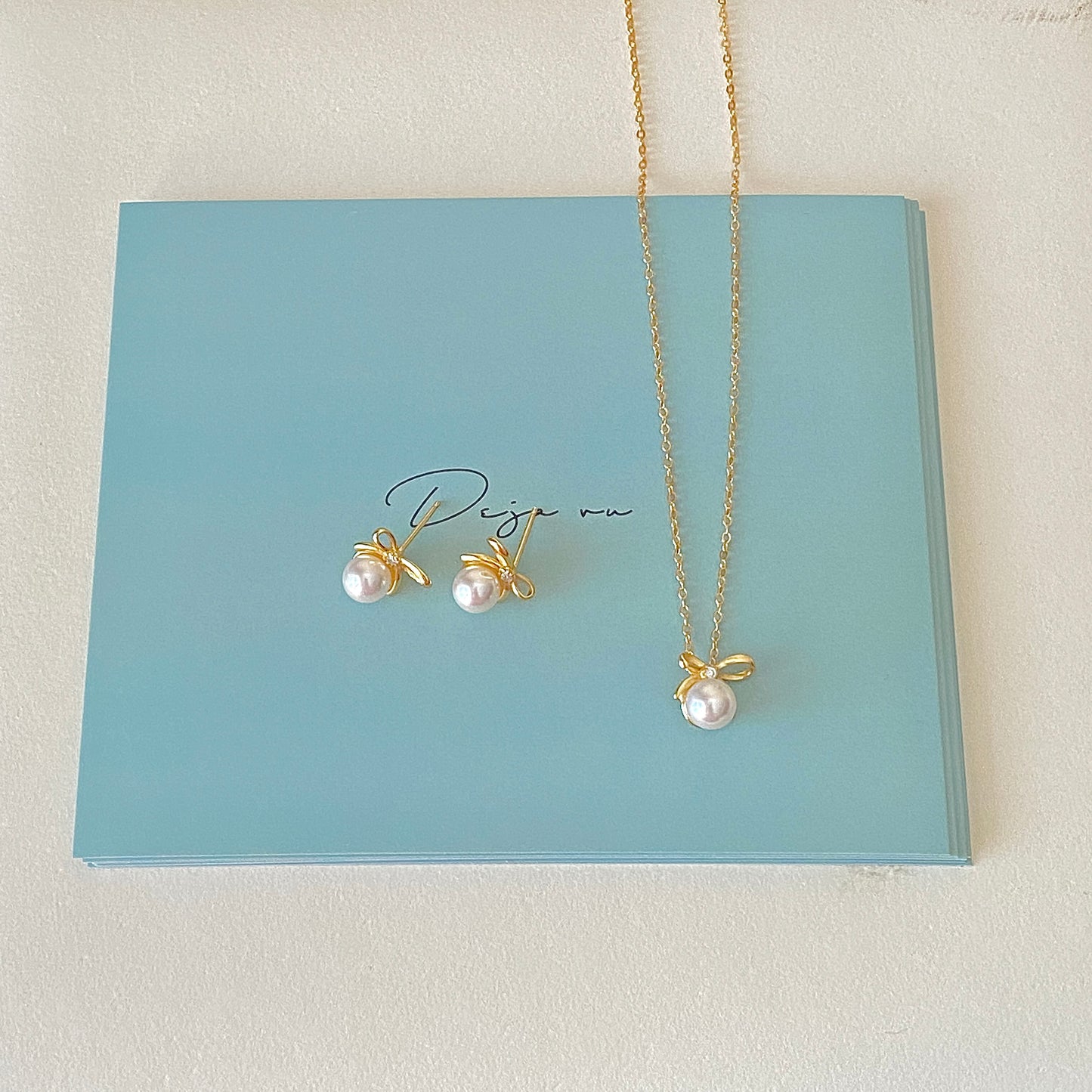 Gold bow pearl pendant necklace close-up, 6 mm pearl on 18k gold-plated 925 chain