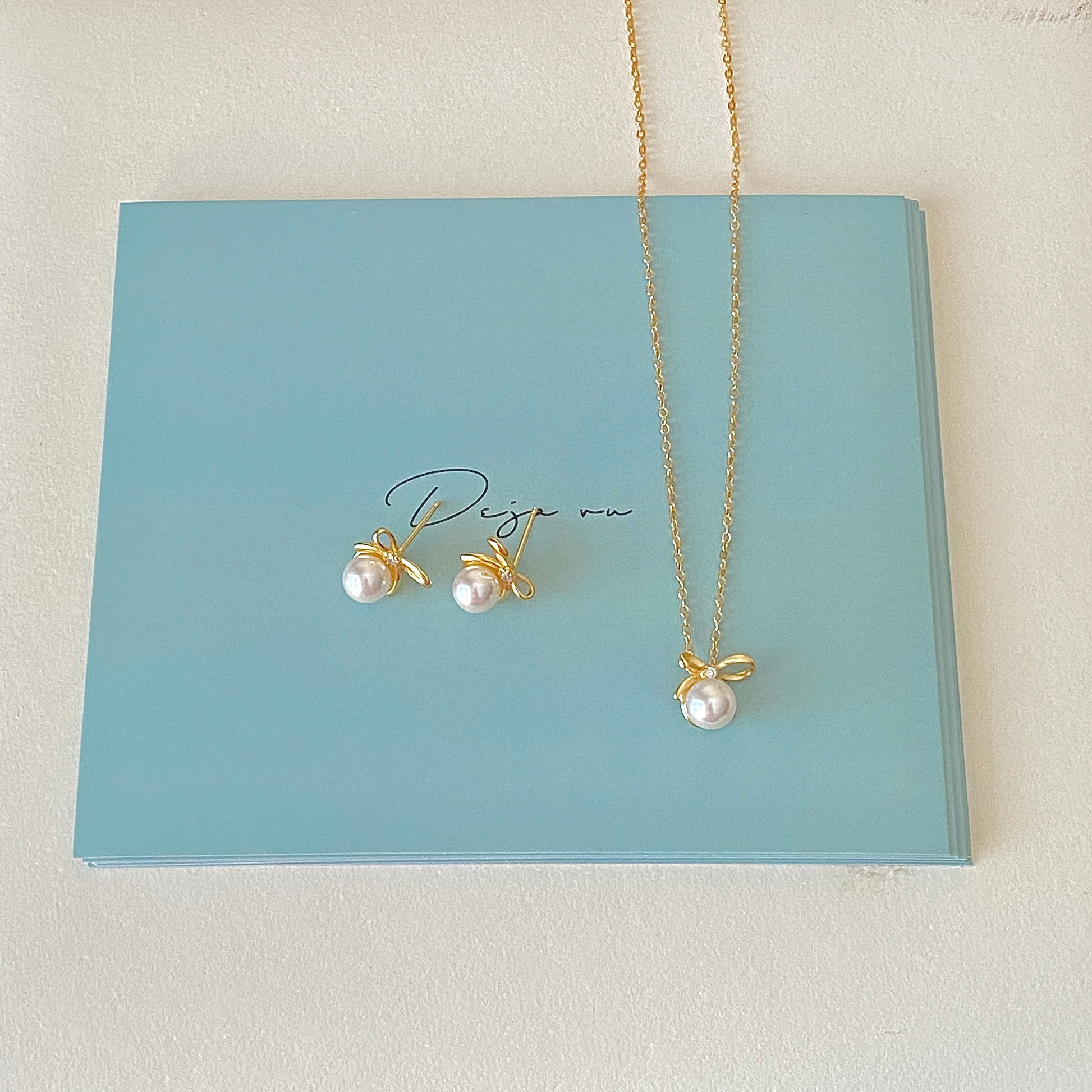 Gold bow pearl pendant necklace close-up, 6 mm pearl on 18k gold-plated 925 chain
