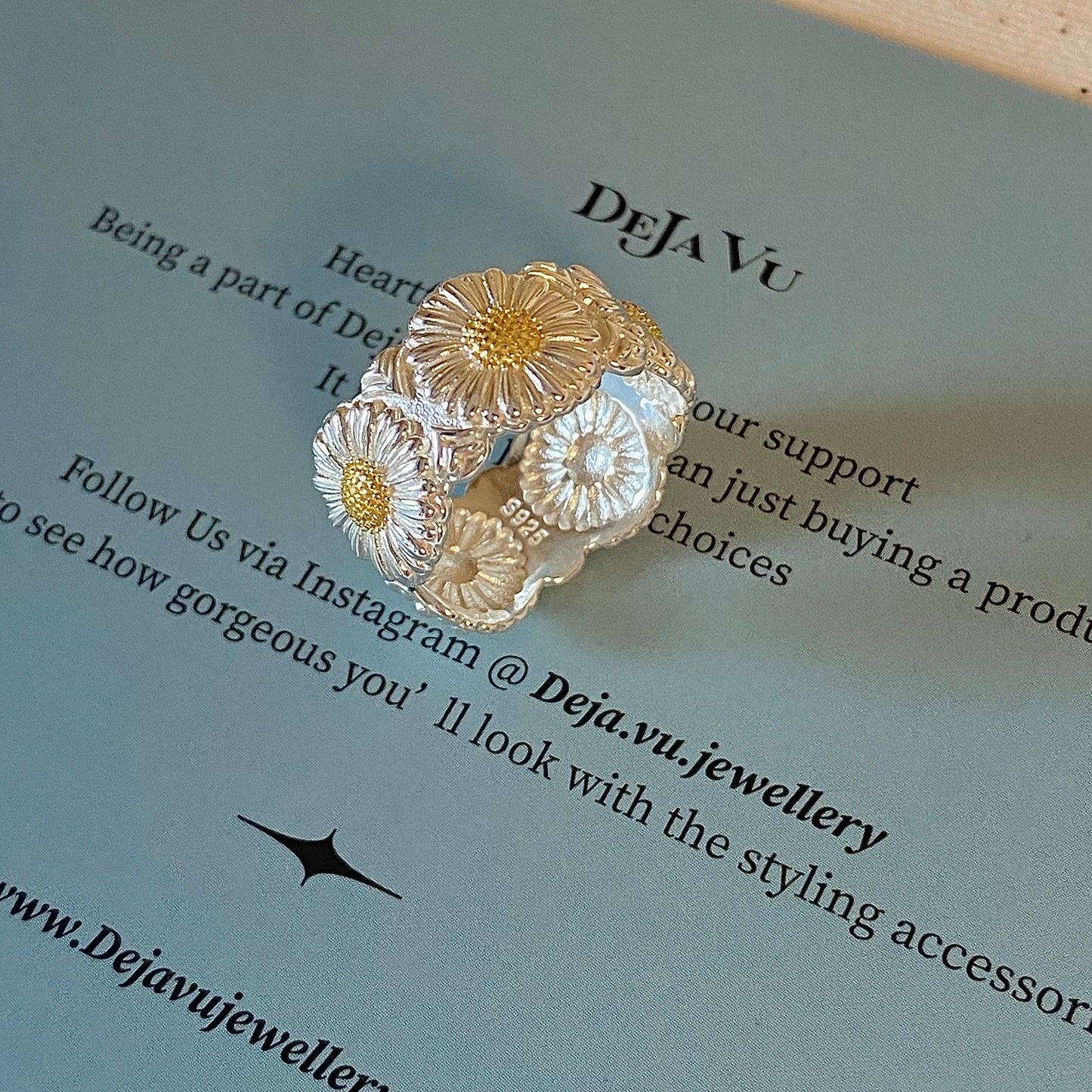 engraved daisy floral band, gold-tone centres on 925 silver ring