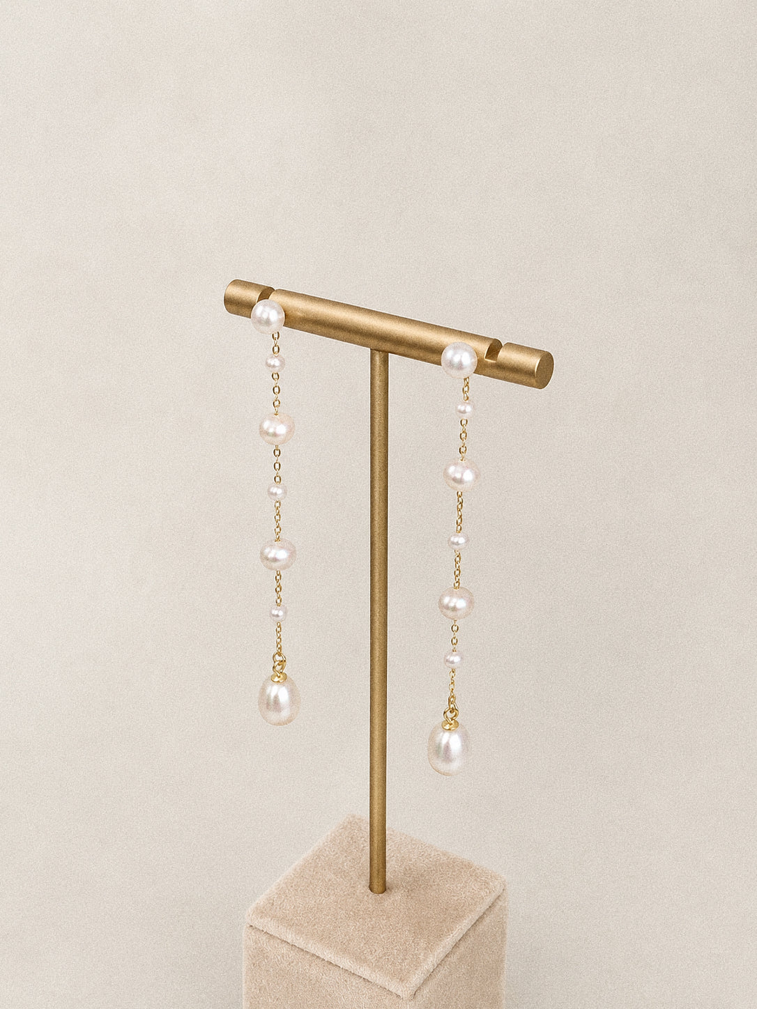 Sway freshwater pearl chain earrings displayed as a pair, showing the approx. 8 cm drop and graduated pearl arrangement.