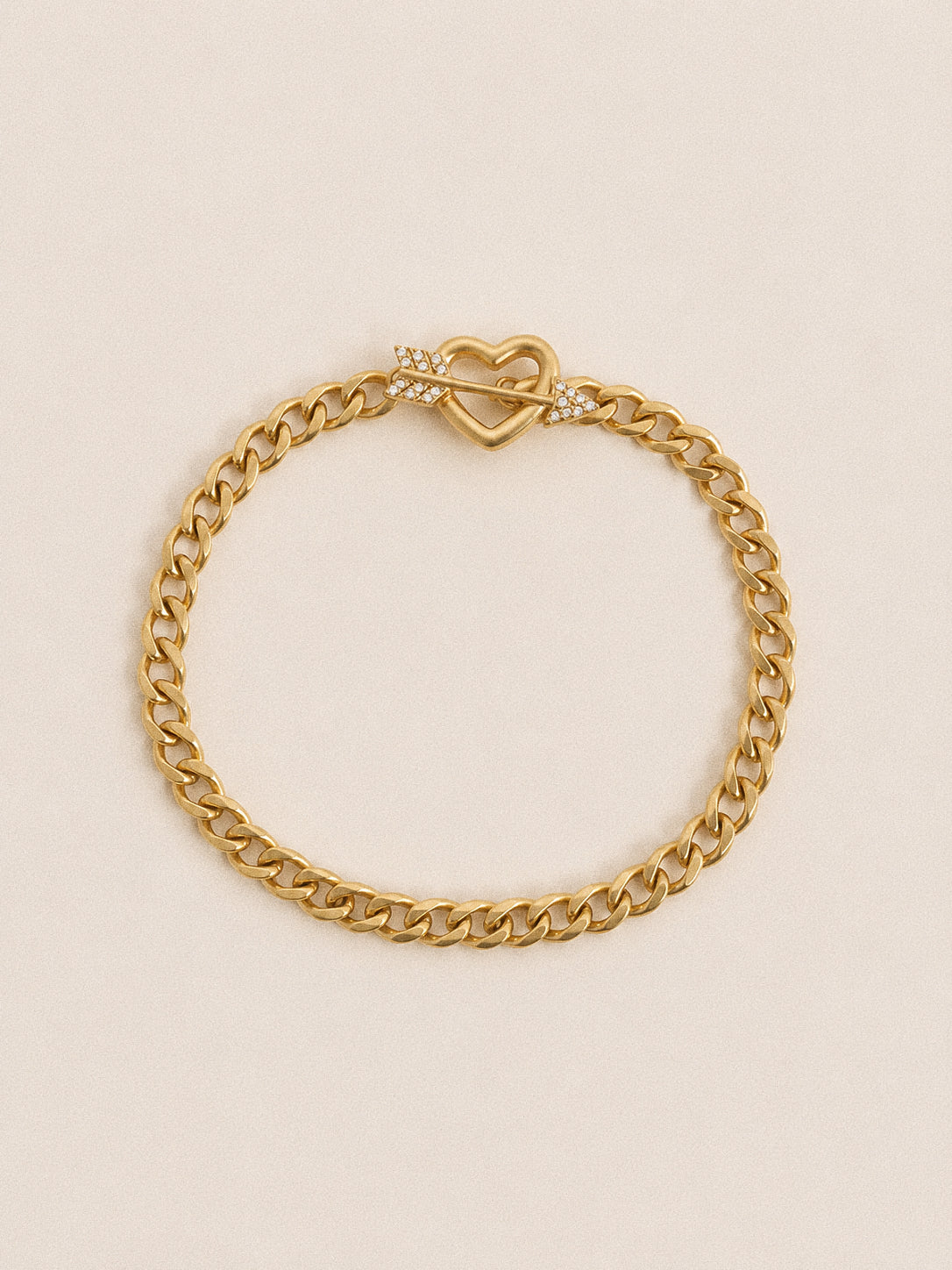 Cupid heart toggle bracelet with curb chain and crystal arrow clasp in 18k gold plated stainless steel