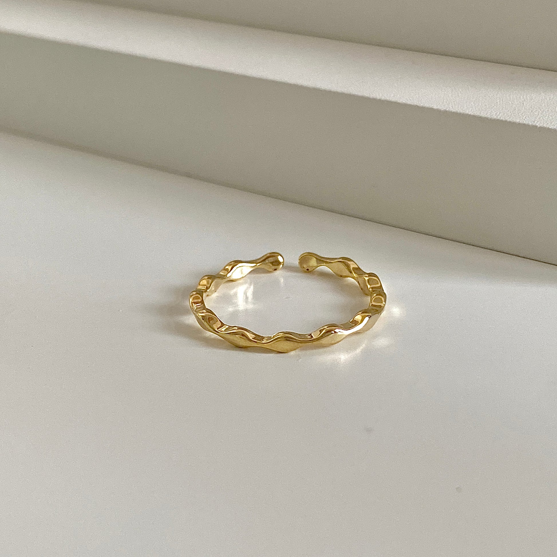 minimalist dainty gold ring