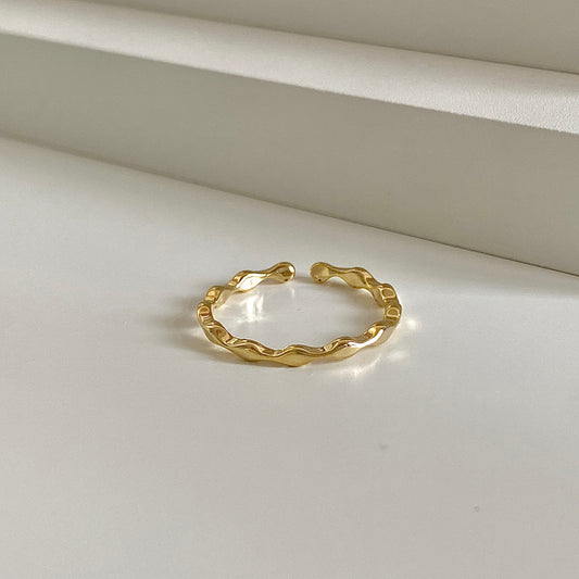 minimalist dainty gold ring