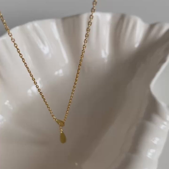 minimalist dainty teardrop necklace