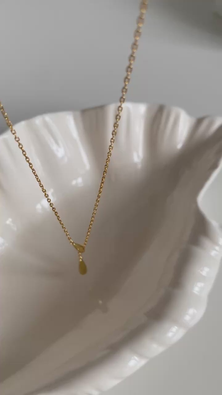 minimalist dainty teardrop necklace