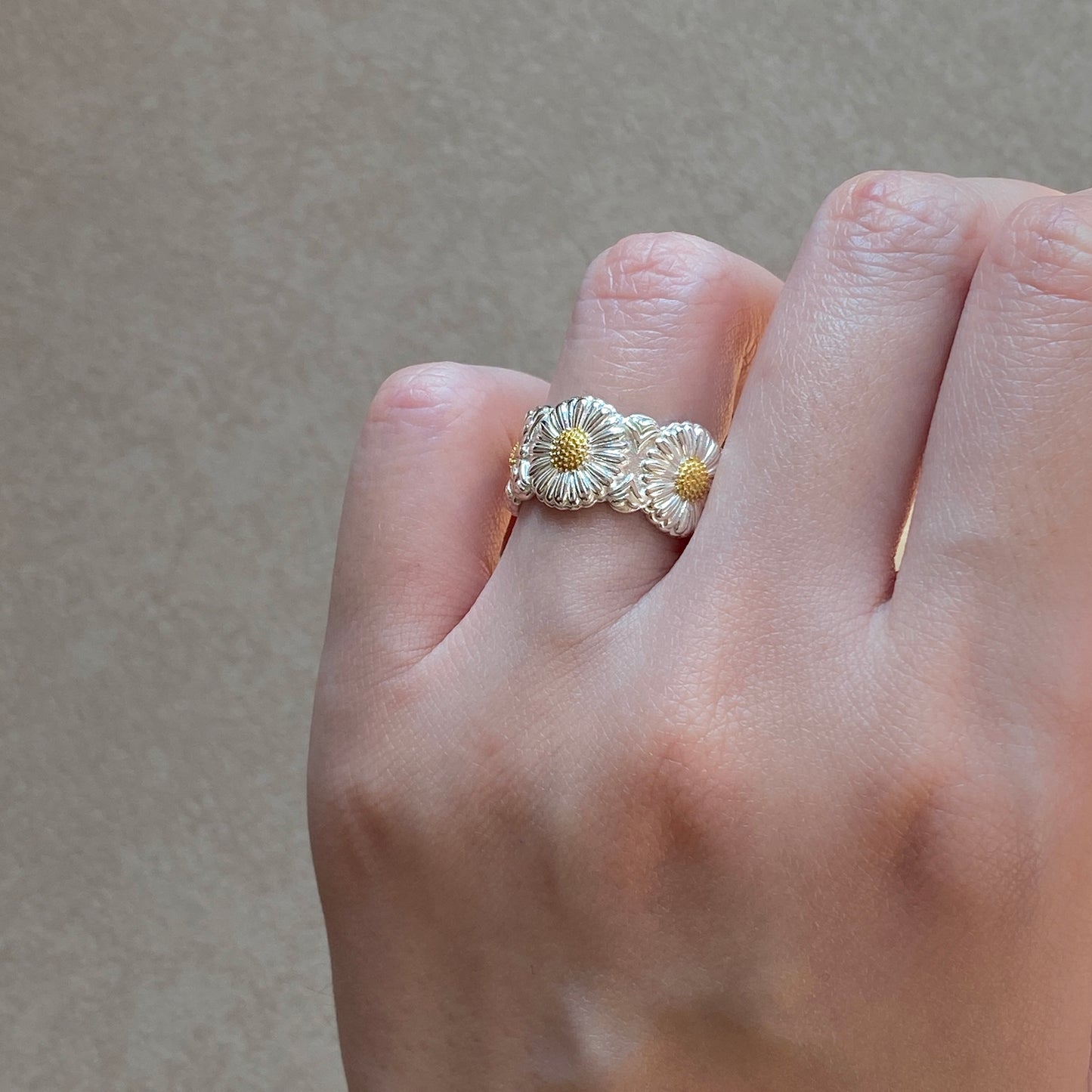 two-tone sterling silver daisy ring, wide 10 mm adjustable US 6–8