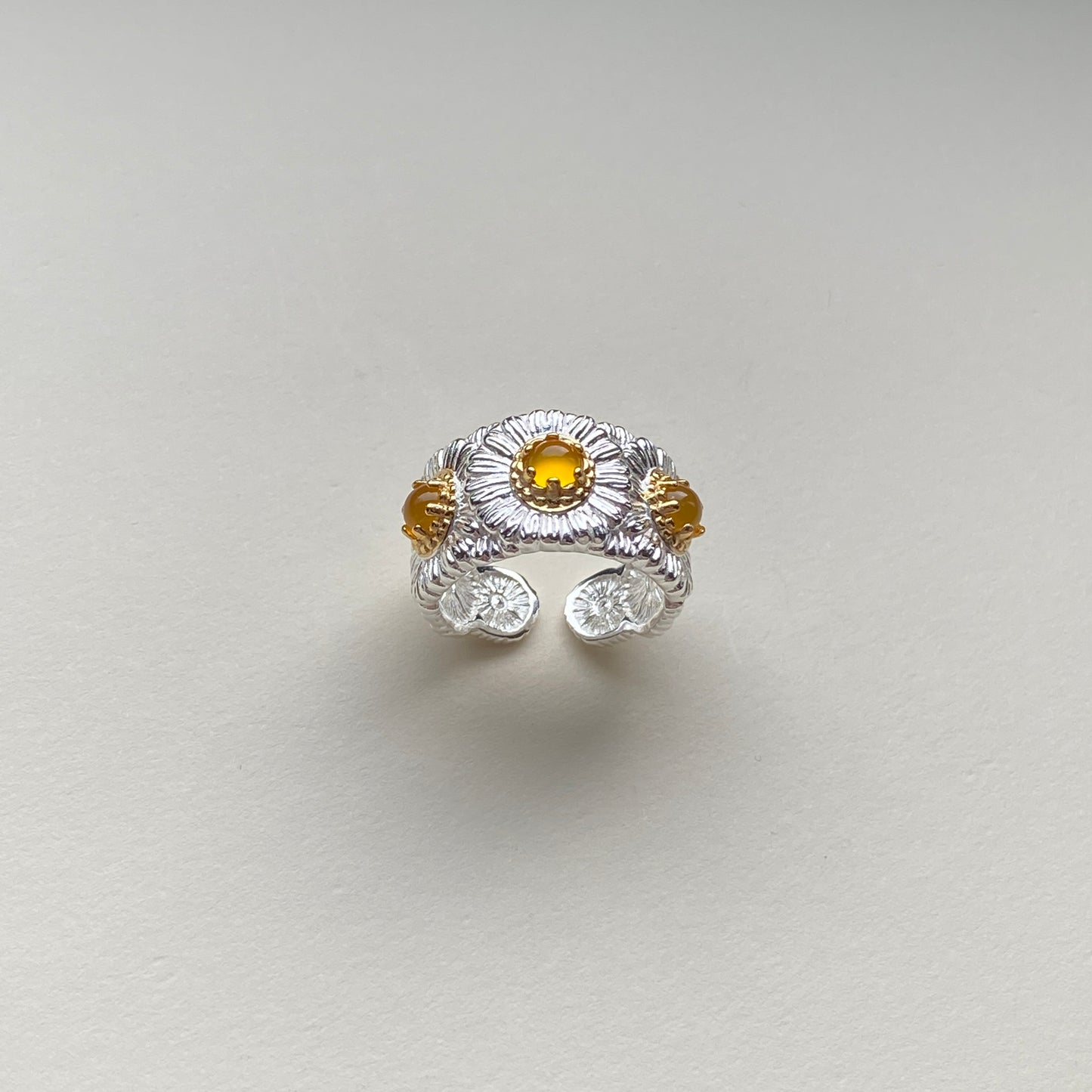 close-up yellow agate 5mm in floral sterling silver ring with gold accents