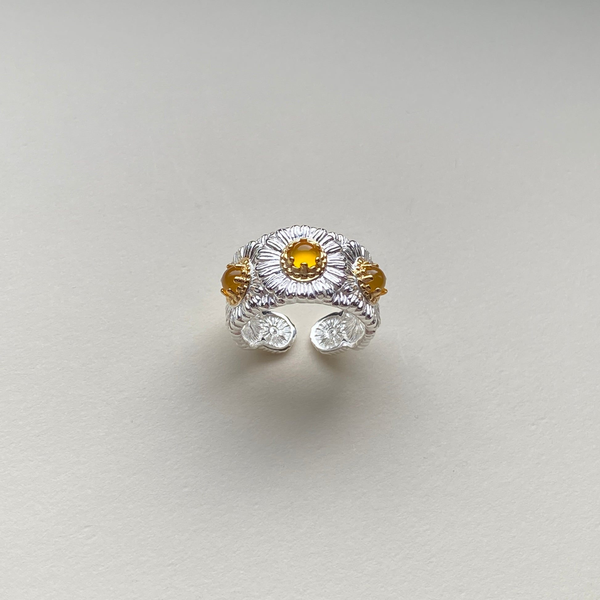 close-up yellow agate 5mm in floral sterling silver ring with gold accents